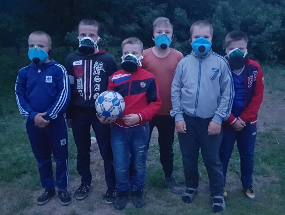 Дети в респираторах играли в Морозовске из-за дымящей свалки Дети в респираторах играли в Морозовске из-за дымящей свалки