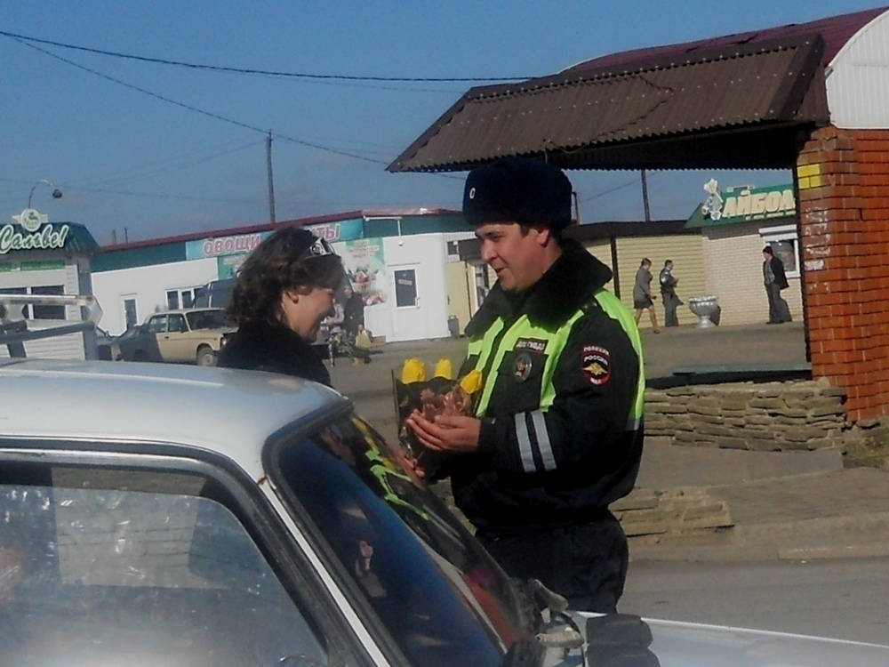8 марта в Морозовске инспекторы ДПС вручали женщинам букеты