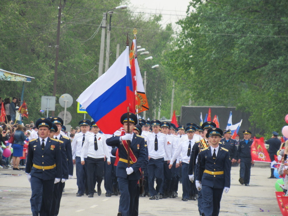 На параде в Морозовске прошли военные, ветераны Афганистана, школьники, кадеты и другие горожане