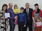 Молодым семьям в Морозовске вручили сертификаты на улучшение жилищных условий 