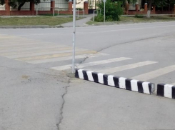Появилось новое бетонное ограждение для безопасности пешеходов возле кафе «Арарат» в Морозовске