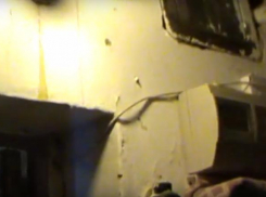 Ужасы самого проблемного дома Морозовска попали на видео: вода залила электросчетчики