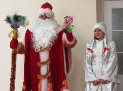 Дед Мороз пришел на открытие долгожданного детского сада «Жемчужинка» на улице Пламя Революции в Морозовске 