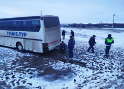 Пассажирский автобус "Москва-Элиста" чуть не перевернулся на трассе Кашары - Морозовск