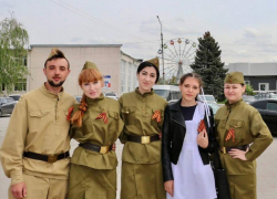 Волонтеры Морозовского района раздали георгиевские ленточки в центре города