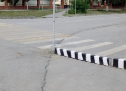 Появилось новое бетонное ограждение для безопасности пешеходов возле кафе "Арарат" в Морозовске
