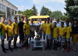 Воспитанников Морозовской ДЮСШ за победу в областном турнире "Колосок" поощрили ключами от нового автобуса