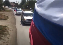 Автопробег в Морозовске посвятили Дню Государственного флага 