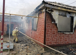 На улице Чапаева в Морозовске сгорел частный жилой дом