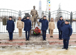 Морозовчане возложили цветы к памятнику на центральной площади в память о событиях, произошедших 79 лет назад 