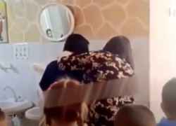 Учительница в Морозовске силой смыла макияж с лица школьницы и подверглась осуждению
