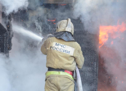 Пожарные в Морозовске спасли людей из огня