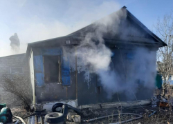 Пострадавших нет: на улице Парижской коммуны в Морозовске загорелся частный жилой дом