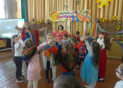 Весело и с размахом проводили зиму воспитанники Дома детского творчества в Морозовске