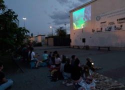 Бесплатный кинопоказ под открытым небом провели возле Дома культуры в Морозовске