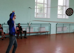 Меткость и твердость продемонстрировали участники на соревнованиях по дартсу в Морозовске