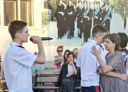 На выпускном в кадетском корпусе Морозовска одним из самых трогательных моментов стал танец с мамами