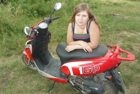 У «танкиста» в Морозовске украли красный скутер с особыми наклейками