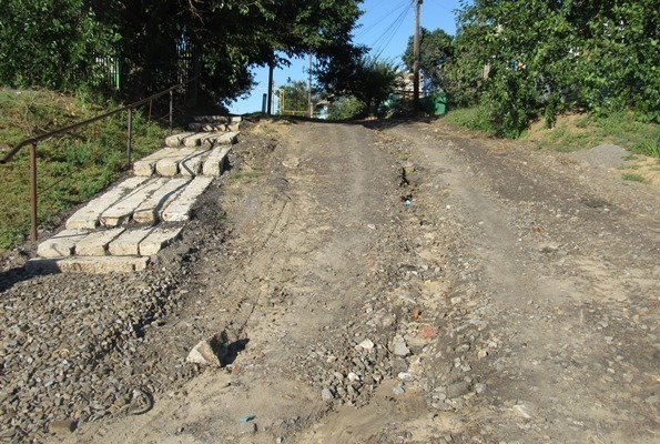 Пятеро жителей улицы Подтелкова оказались довольны незавершенным ремонтом склона дороги