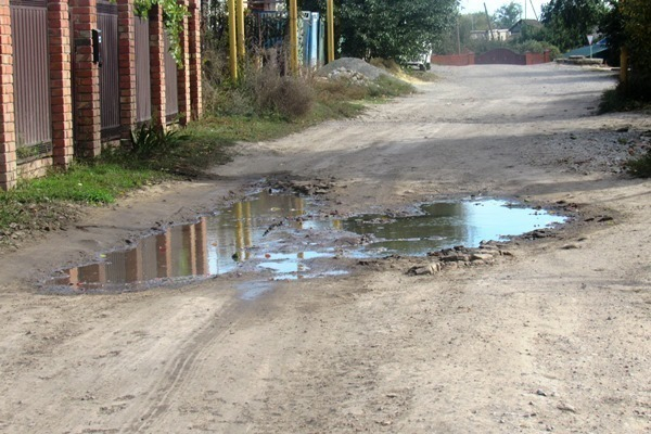 Жители улицы Беляевского в Морозовске четыре года прождали обещанный ремонт водостока