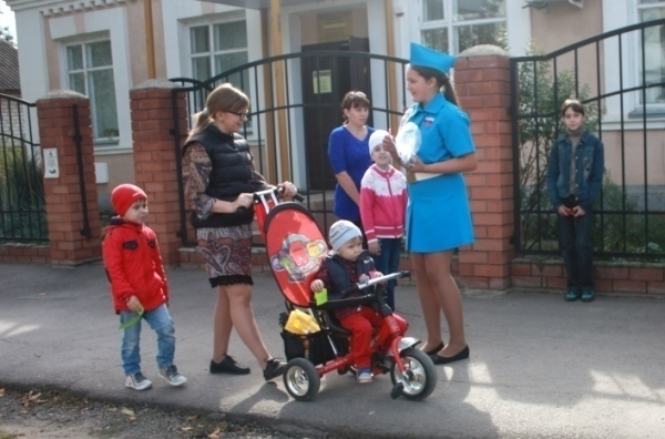 Юные инспекторы движения в Морозовске привлекли к своей акции прохожих у детской библиотеки