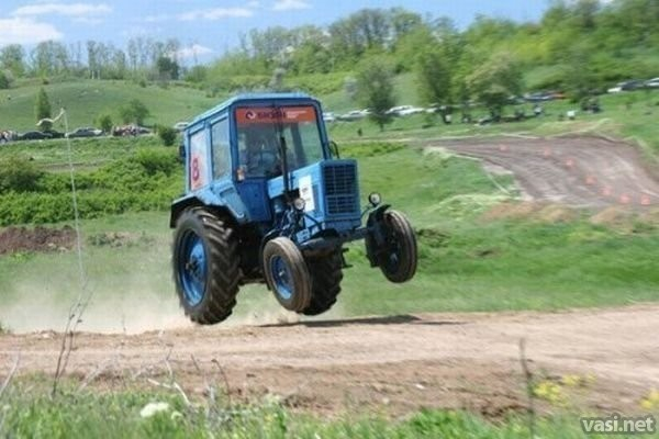 Под страхом потерять три трактора и четыре автомобиля выплатила долг организация в Морозовском районе