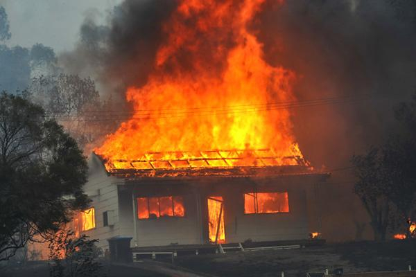 Крыша жилого дома сгорела на улице Морозовска