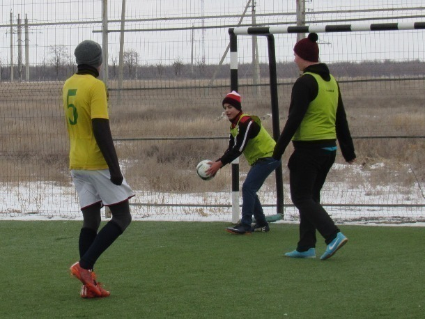 Морозовчане проигнорировали футбольный призыв: 12 игроков и двое маленьких детей собрались на поле «Каменки»