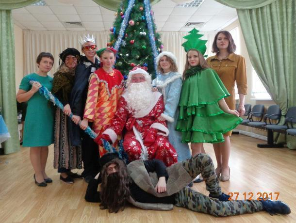 Старшеклассники школы №1 Морозовска подарили малышам новогоднюю сказку