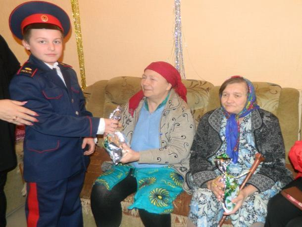 Пожилых людей из Центра социального обслуживания населения Морозовска поздравили с Новым годом