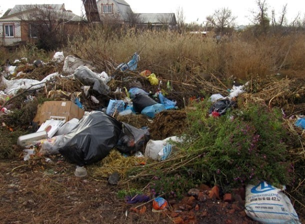 Залежи мусора с улицы Крылова в Морозовске вывезли после публикации в «Блокноте»