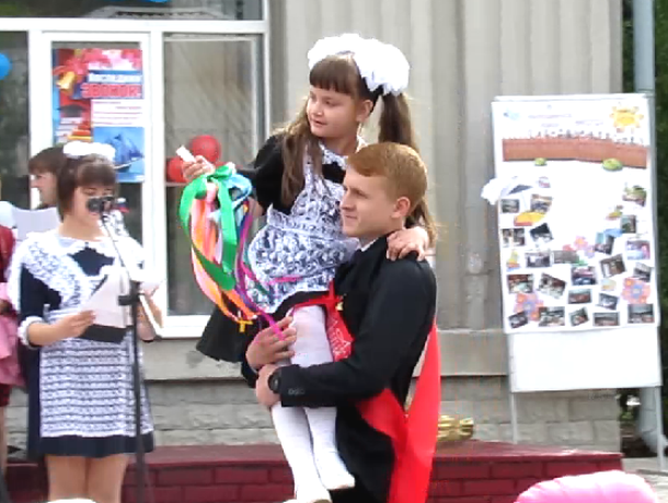 «Последний звонок» для выпускников лучшей казачьей школы страны попал в Морозовске на видео