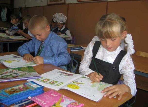 Школы на 100 процентов должны обеспечивать детей учебными комплектами, - начальник отдела образования Морозовска
