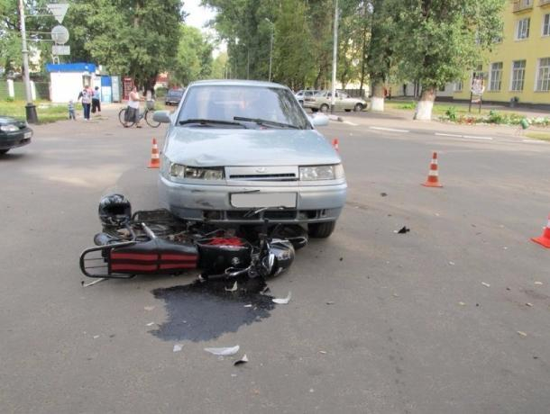 Мотоциклисту потребовалась медицинская помощь – шлем разлетелся вдребезги, - очевидцы аварии в Морозовске
