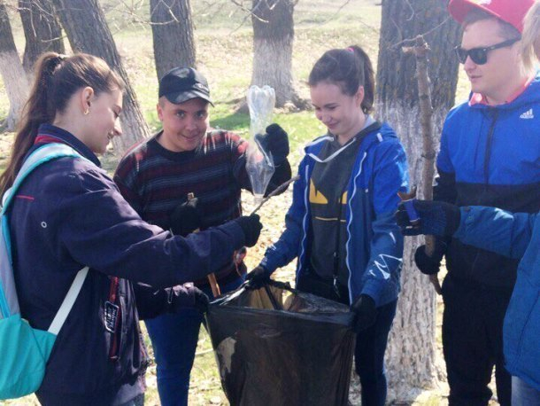 Студенты начали акцию «Сделаем Вместе Чище!» уборкой около лесопарковой зоны Морозовска