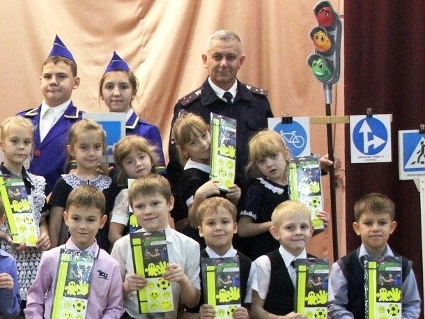 «Первоклассным» пешеходам гимназии Морозовска подарили фликеры в День полиции