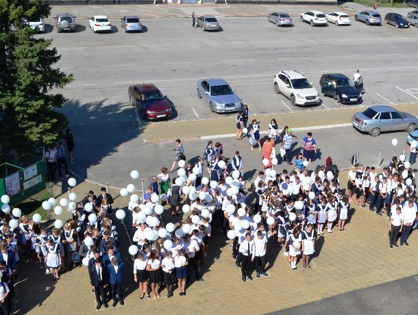 Школьники и студенты вместе встали в центре Морозовска, образовав надпись «Миру мир»