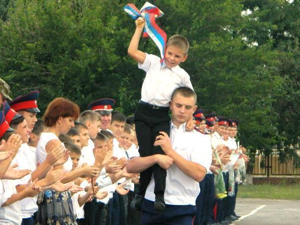 Появились фотографии праздничной линейки в кадетском корпусе Морозовска