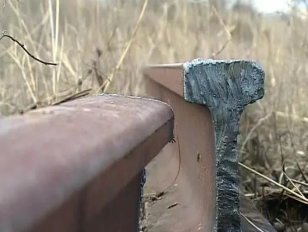 Сдавшего старые рельсы на металлолом бывшего линейного полицейского осудили в Морозовске