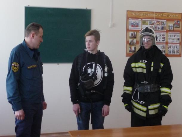 Студенты в Морозовске примерили на себя боевую одежду пожарных