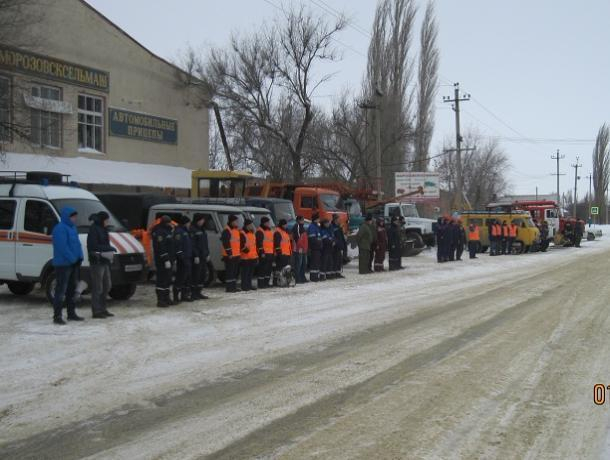 Учения по действиям во время паводка в Морозовске провели в День гражданской обороны