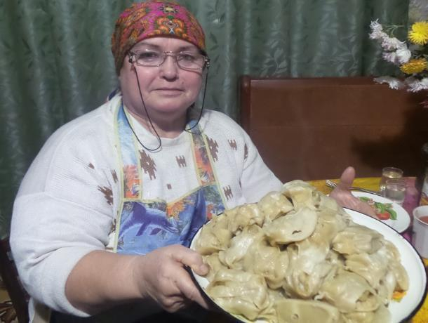 Нина Петровна Гарибян научила корреспондента «Блокнота Морозовска» правильно готовить манты