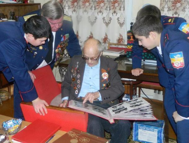 «Встреча трех поколений» прошла дома у ветерана Николая Асанова в Морозовске