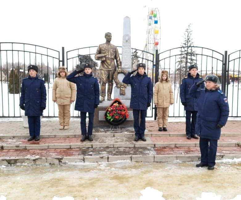 Морозовчане возложили цветы к памятнику на центральной площади в память о событиях, произошедших 79 лет назад