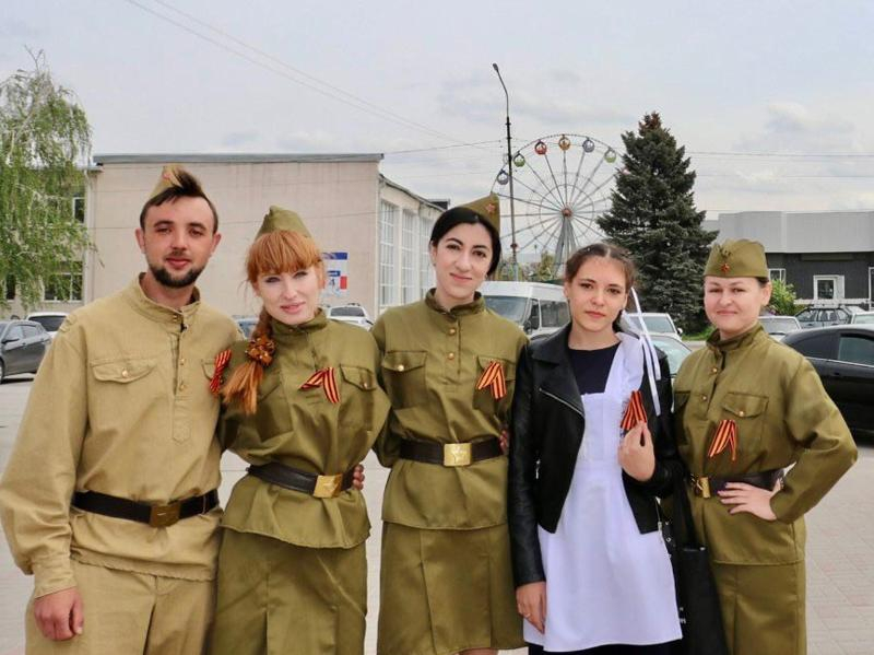 Волонтеры Морозовского района раздали георгиевские ленточки в центре города