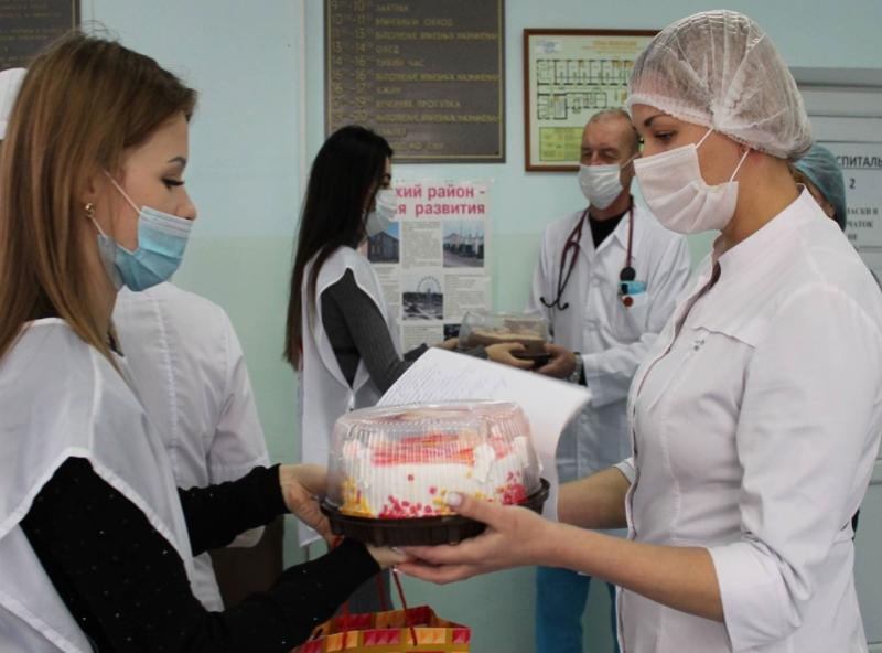 Волонтеры Морозовского района поддержали медработников, вручив им сладкие презенты
