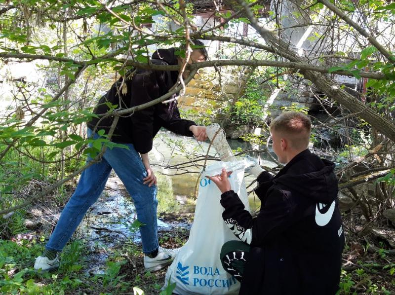 В рамках всероссийской акции «Вода России» в Морозовске от мусора очистили 250 метров береговой линии
