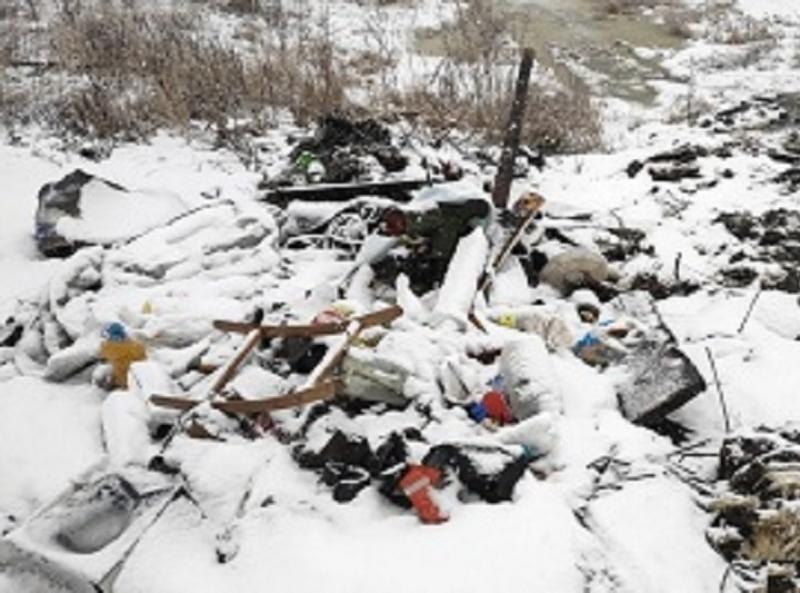 В Морозовском районе на земле сельскохозяйственного назначения обнаружили свалку отходов и карьер по добыче полезных ископаемых